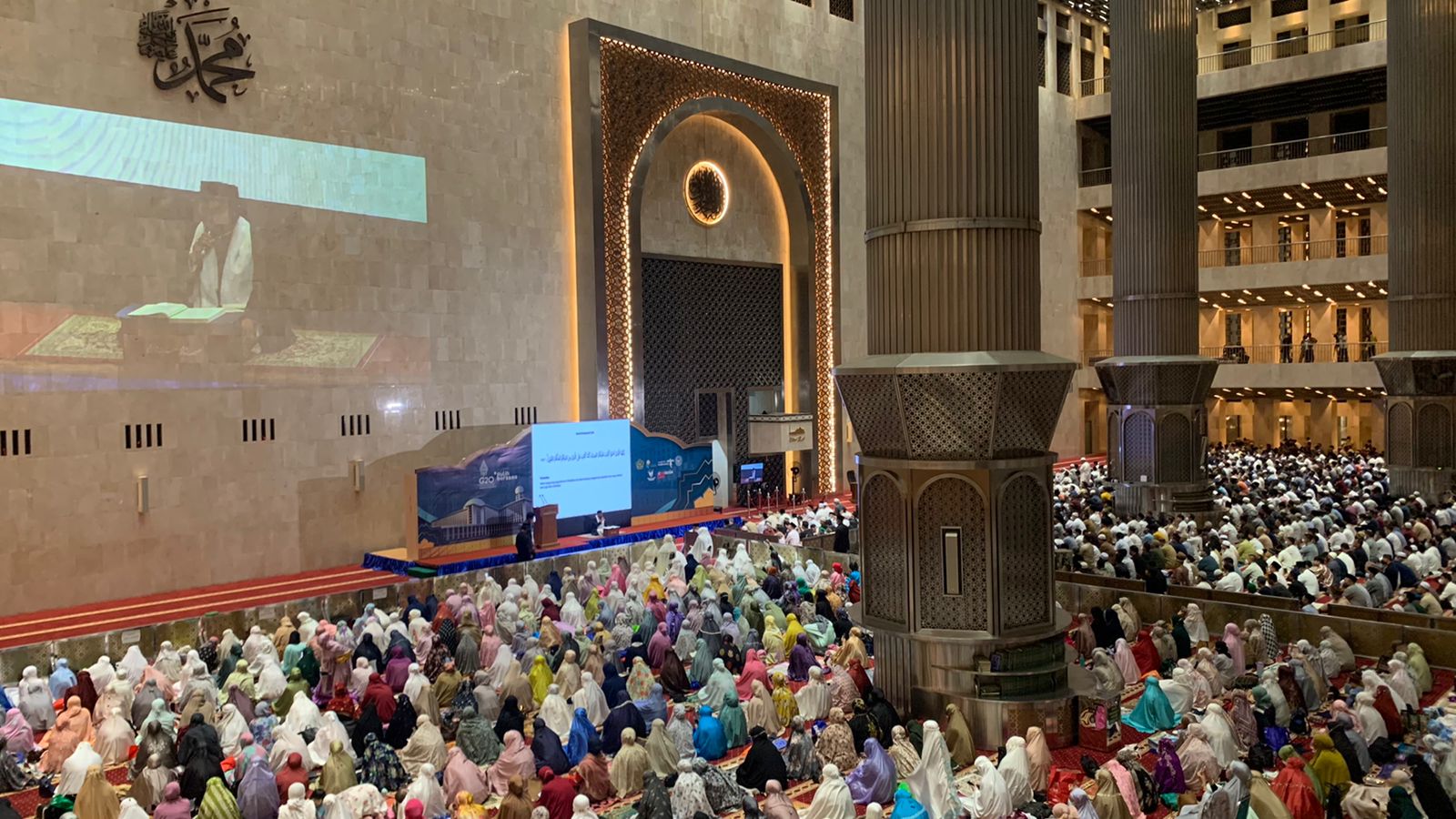 1 Ramadhan 1443 H, Jamaah Rapatkan Shaf Shalat di Lantai Utama Masjid Istiqlal