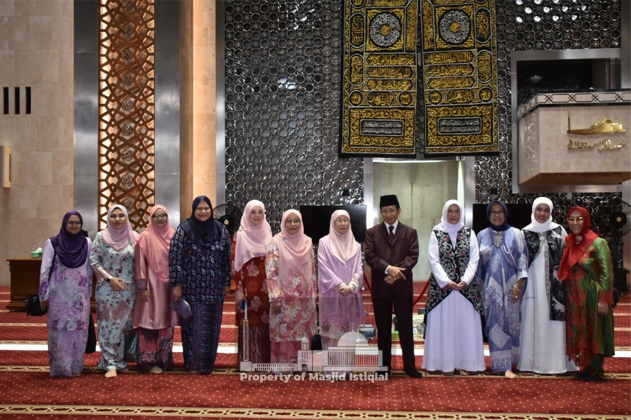 Kunjungan Dato' Seri Dr. Hajjah Wan Azizah di Masjid Istiqlal