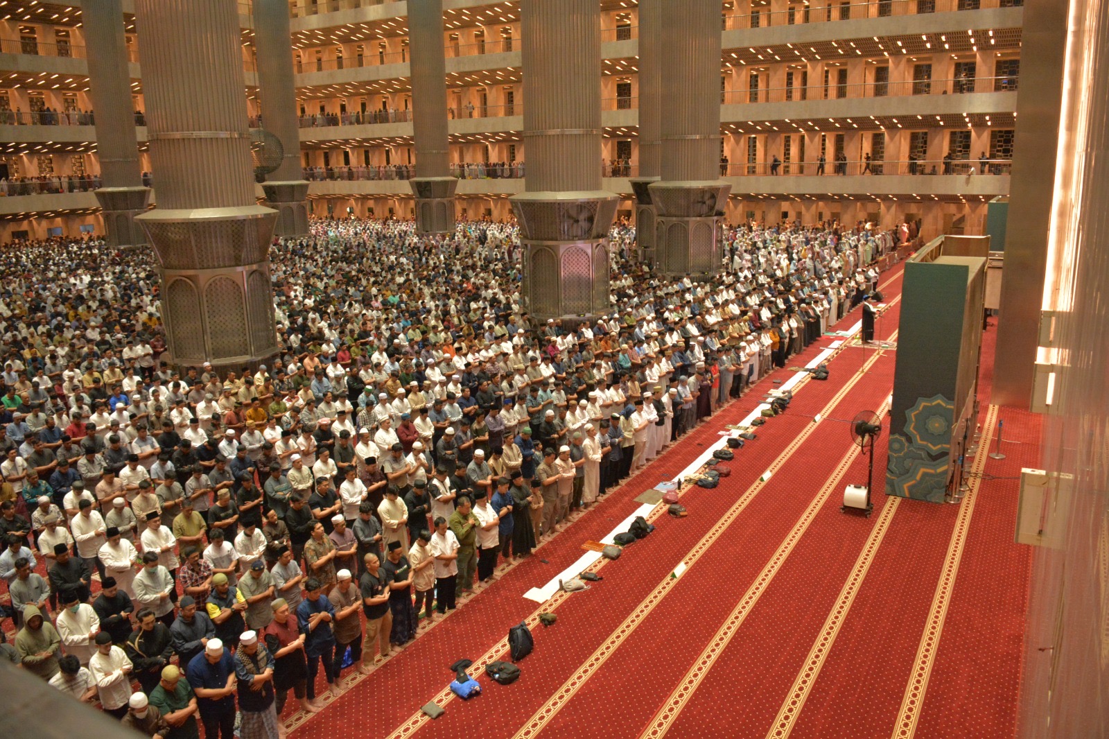 Ribuan Jamaah Selenggarakan Shalat Tarawih Perdana Ramadhan 1445 H di Masjid Istiqlal 