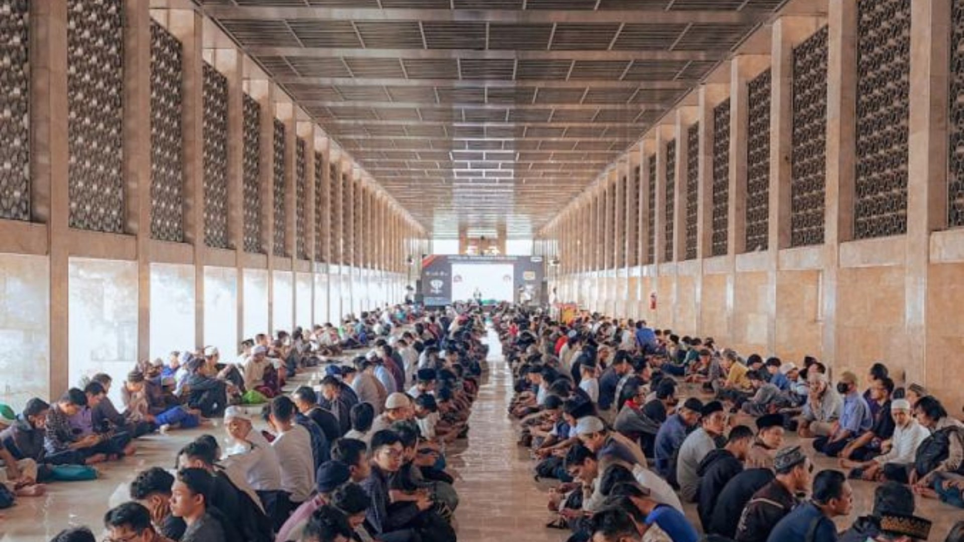 Ribuan Jamaah Hadiri Buka Puasa Pertama di Masjid Istiqlal