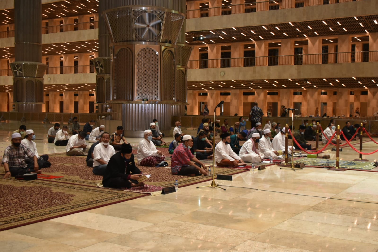 Suasana jamaah Masjid Istiqlal yang hadir dalam acara Shalawat dan Istighosah Malam Jumat Masjid Ist
