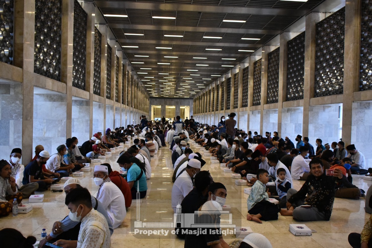 Suasana Buka Bersama di Masjid Istiqlal 1 Ramadhan 1443 H