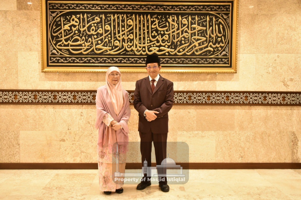 Foto bersama Dato' Seri Dr. Hajjah Wan Azizah binti Wan Ismail dengan KH Nasaruddin Umar