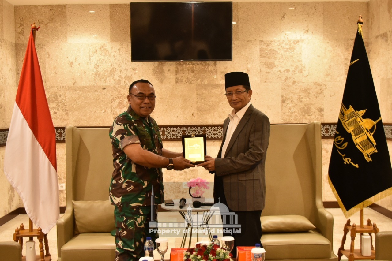 Penyerahan cinderamata dari Istiqlal untuk Kadisbintalad Brigadir Jenderal TNI Nur Salam Mallarangan