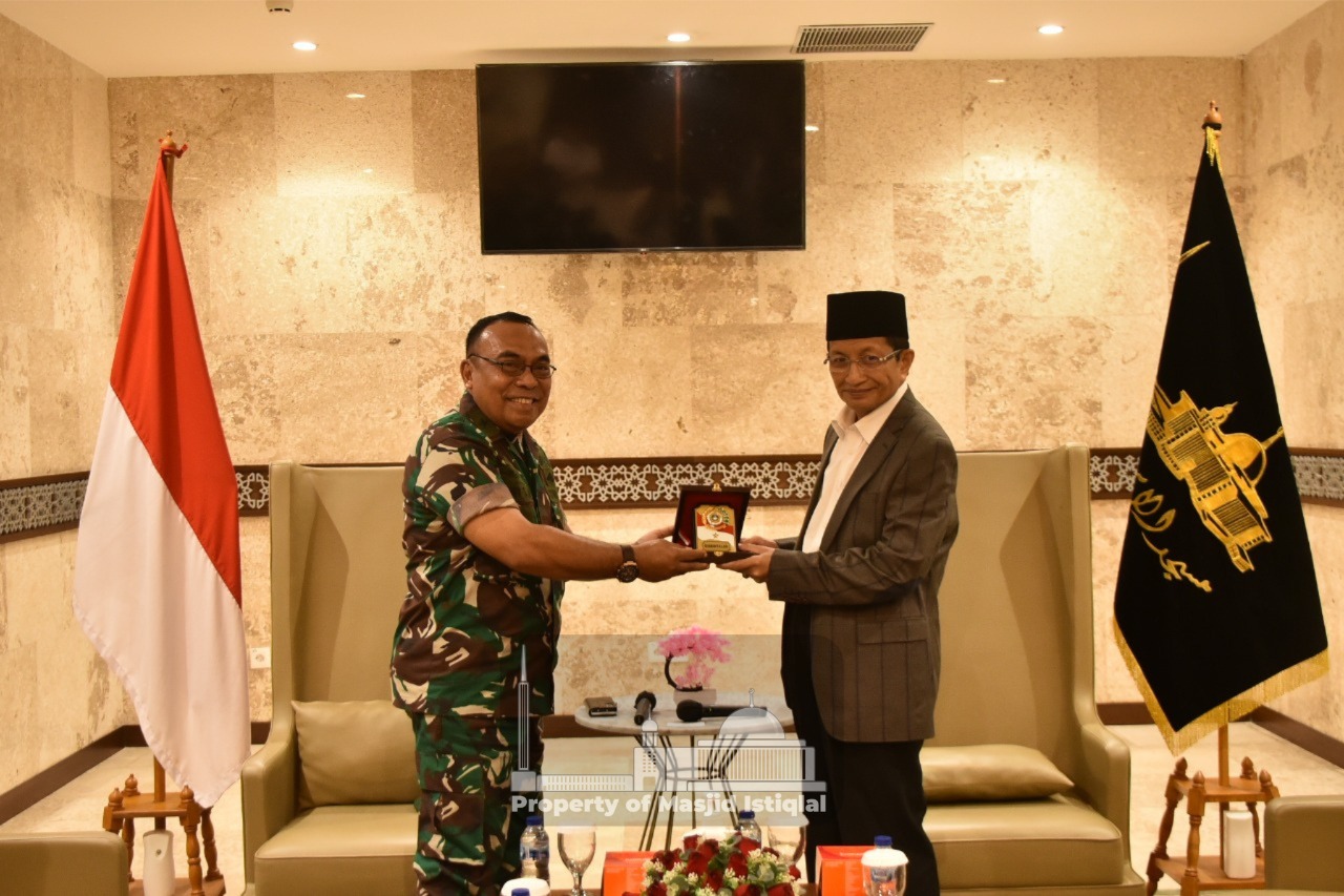 Foto bersama Imam Besar Masjid Istiqlal Prof. Dr. KH. Nasaruddin Umar, MA dan Kadisbintalad Brigadir