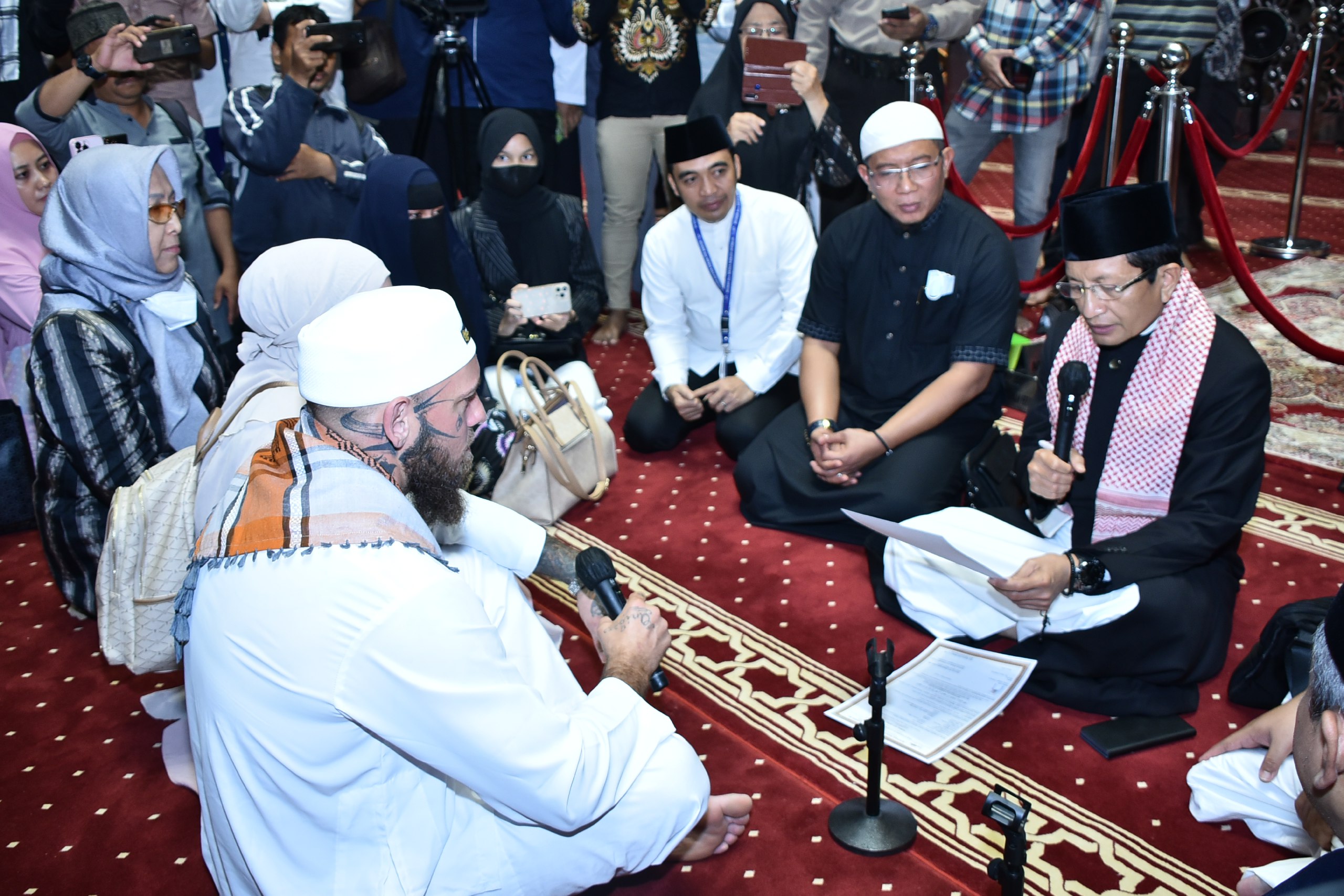 Atlet MMA Wilhelm Ott Kembali Mengucap Syahadat di Hadapan Jamaah Masjid Istiqlal