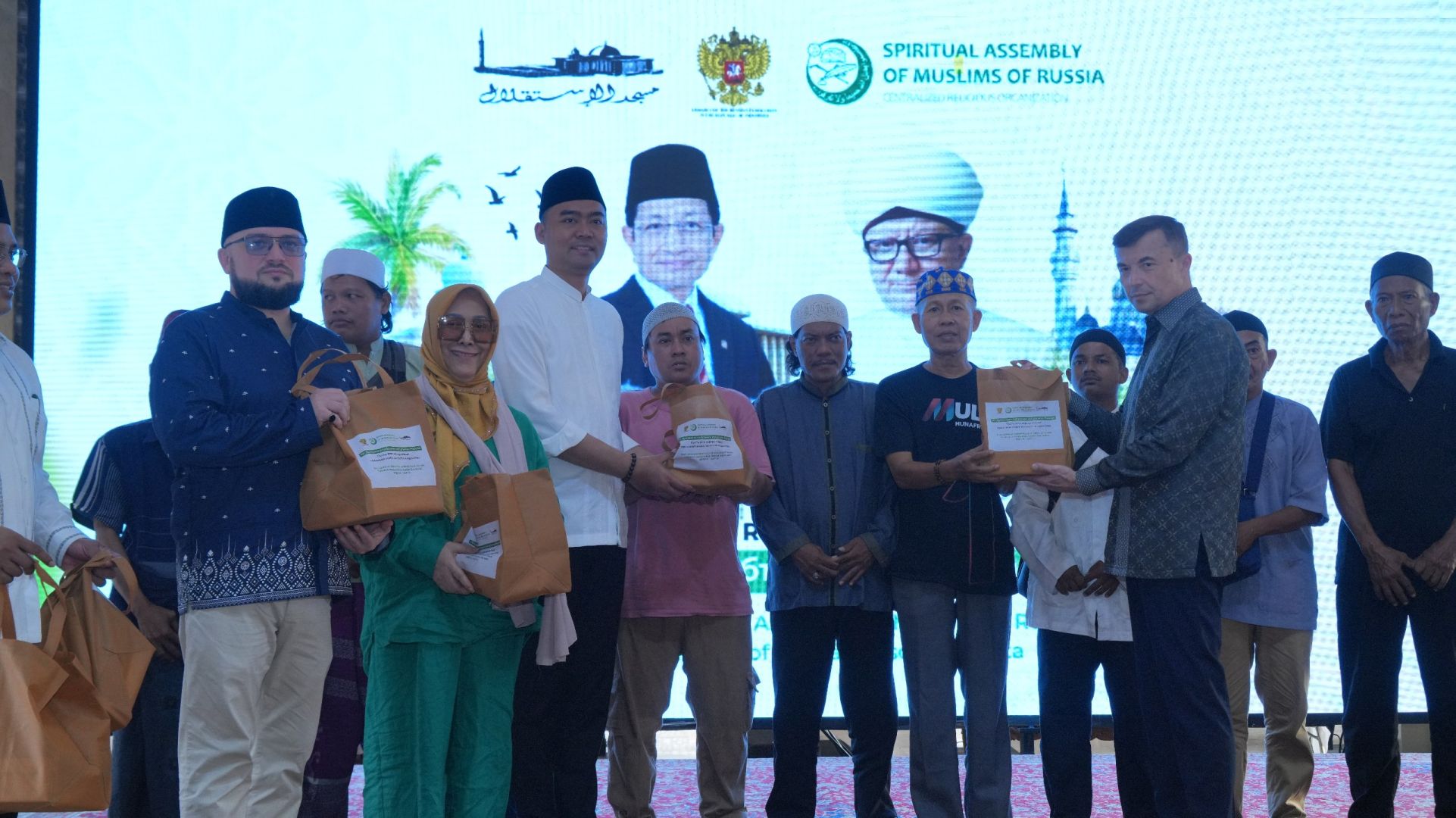 Jalin Persahabatan Muslim RI-Rusia, Dubes Tolchenov Sumbang 4.000 Takjil dan Buka Bersama di Istiqlal
